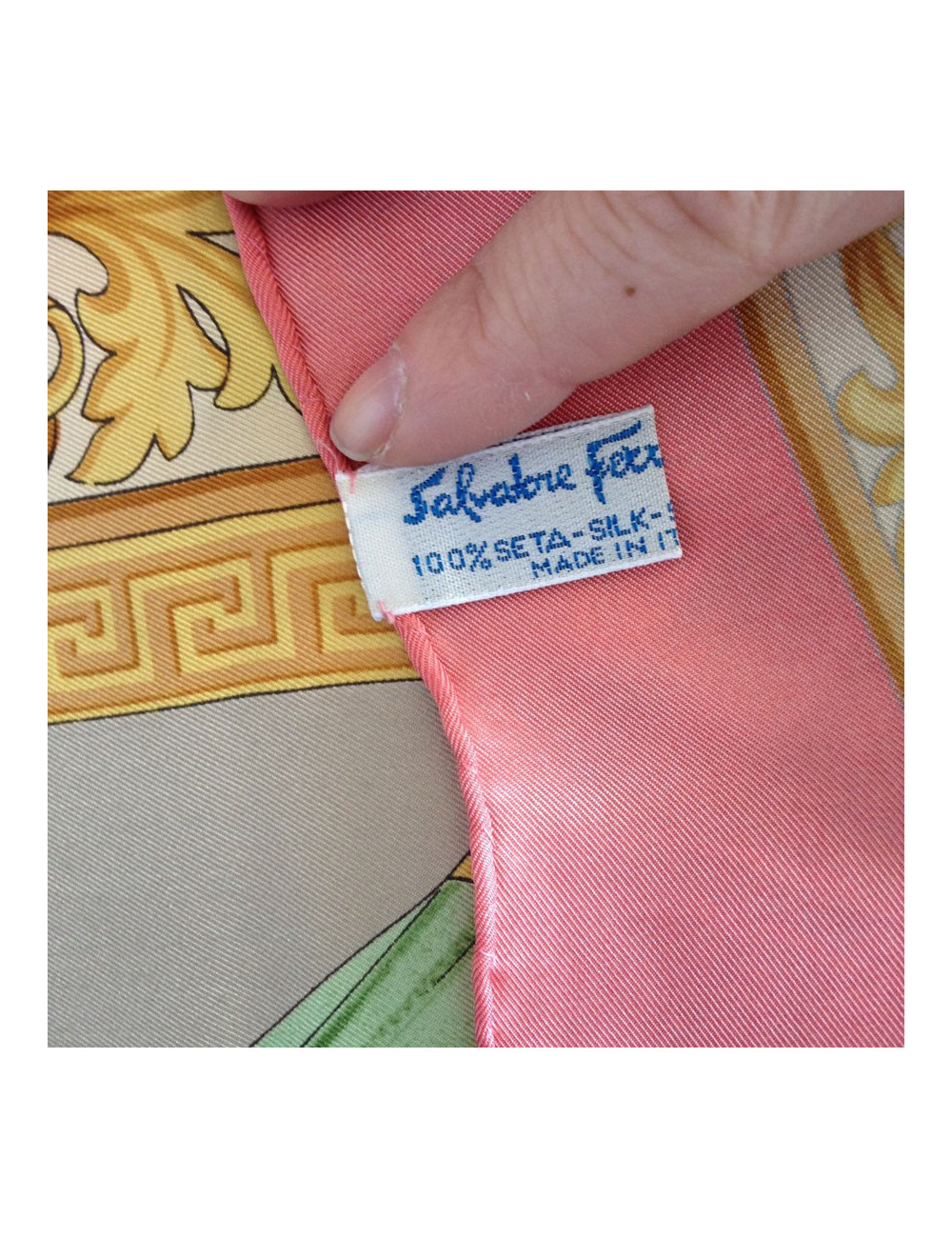 Carré de soie SALVATORE FERRAGAMO motif perroquets mauves vintage