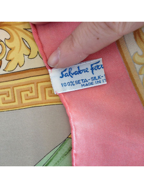 Carré de soie SALVATORE FERRAGAMO motif perroquets roses vintage