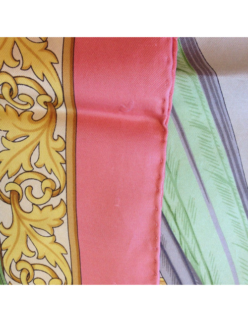 Carré de soie SALVATORE FERRAGAMO motif perroquets mauves vintage