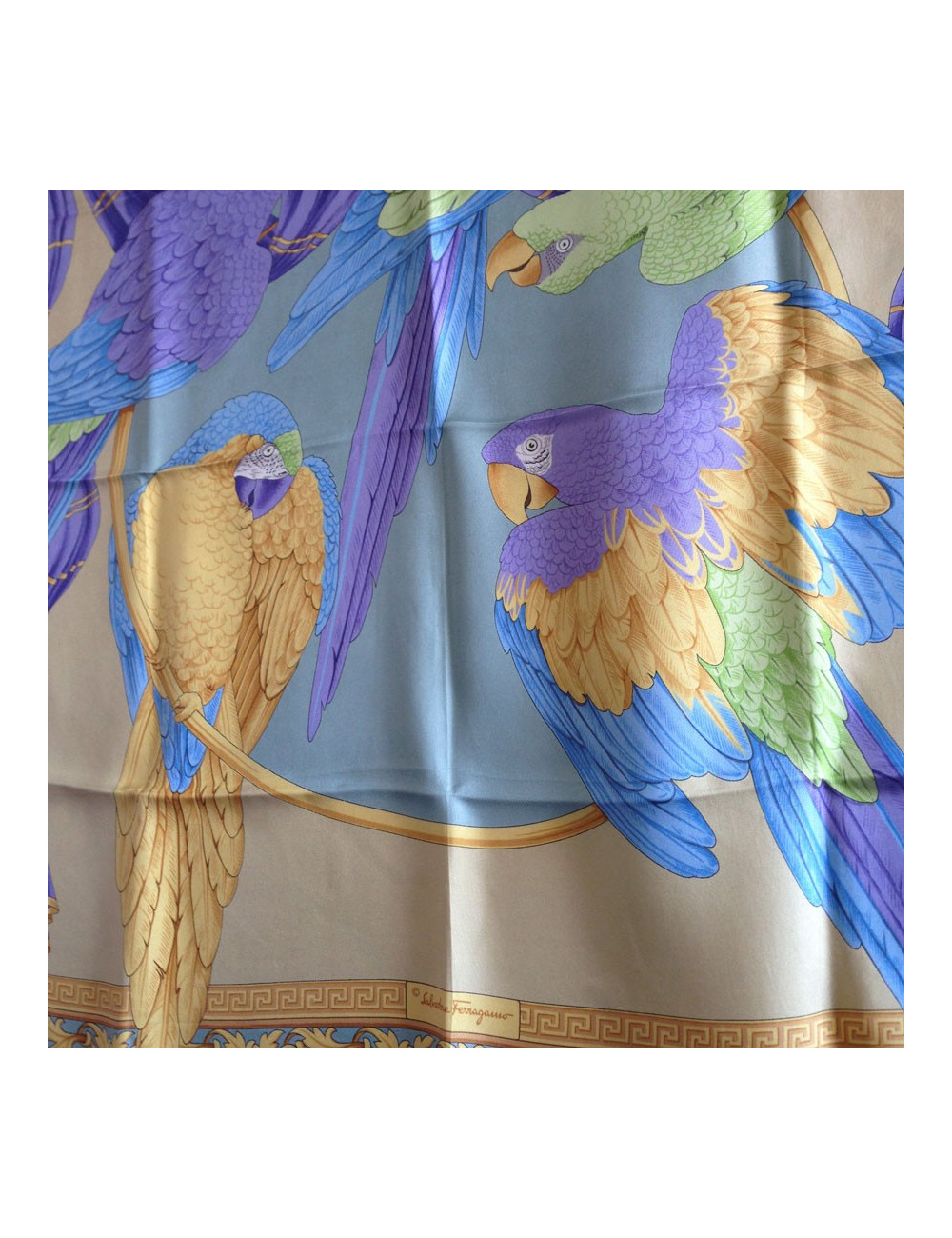 Carré de soie SALVATORE FERRAGAMO motif perroquets mauves vintage