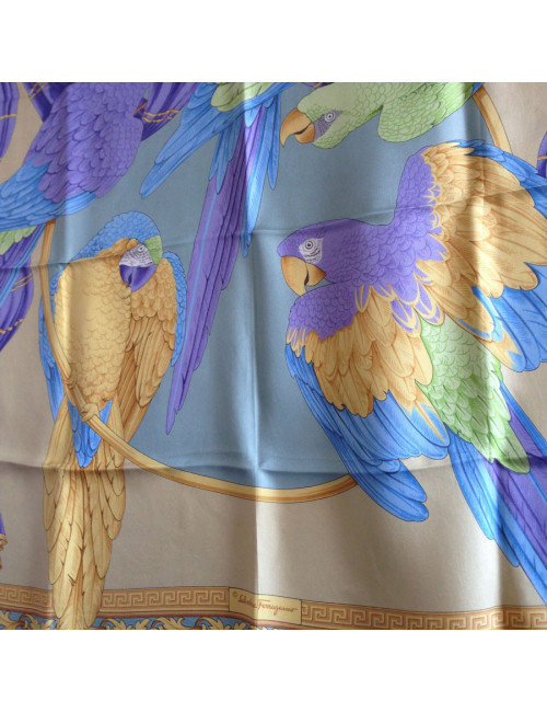 Carré de soie SALVATORE FERRAGAMO motif perroquets mauves vintage