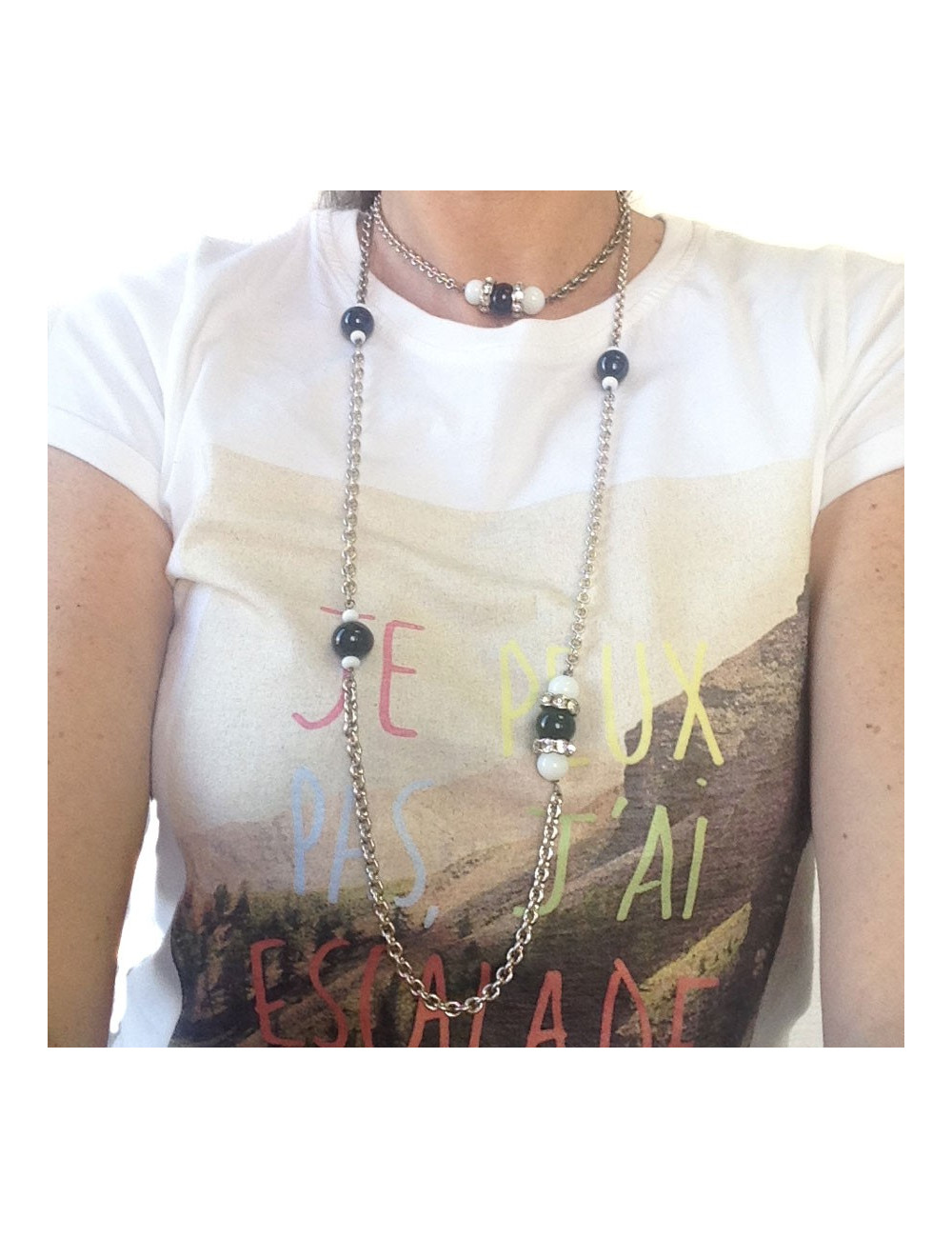 Sautoir MARGUERITE DE VALOIS chaîne argentée, pâte de verre noire et blanche et strass svarowski blanc