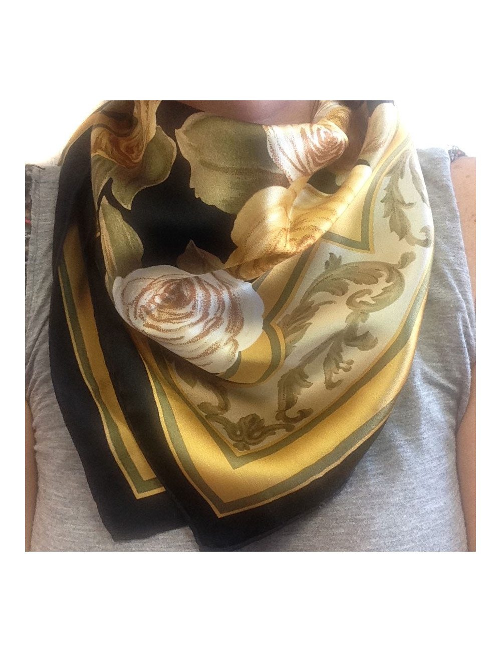 Foulard CHRISTIAN DIOR en soie 