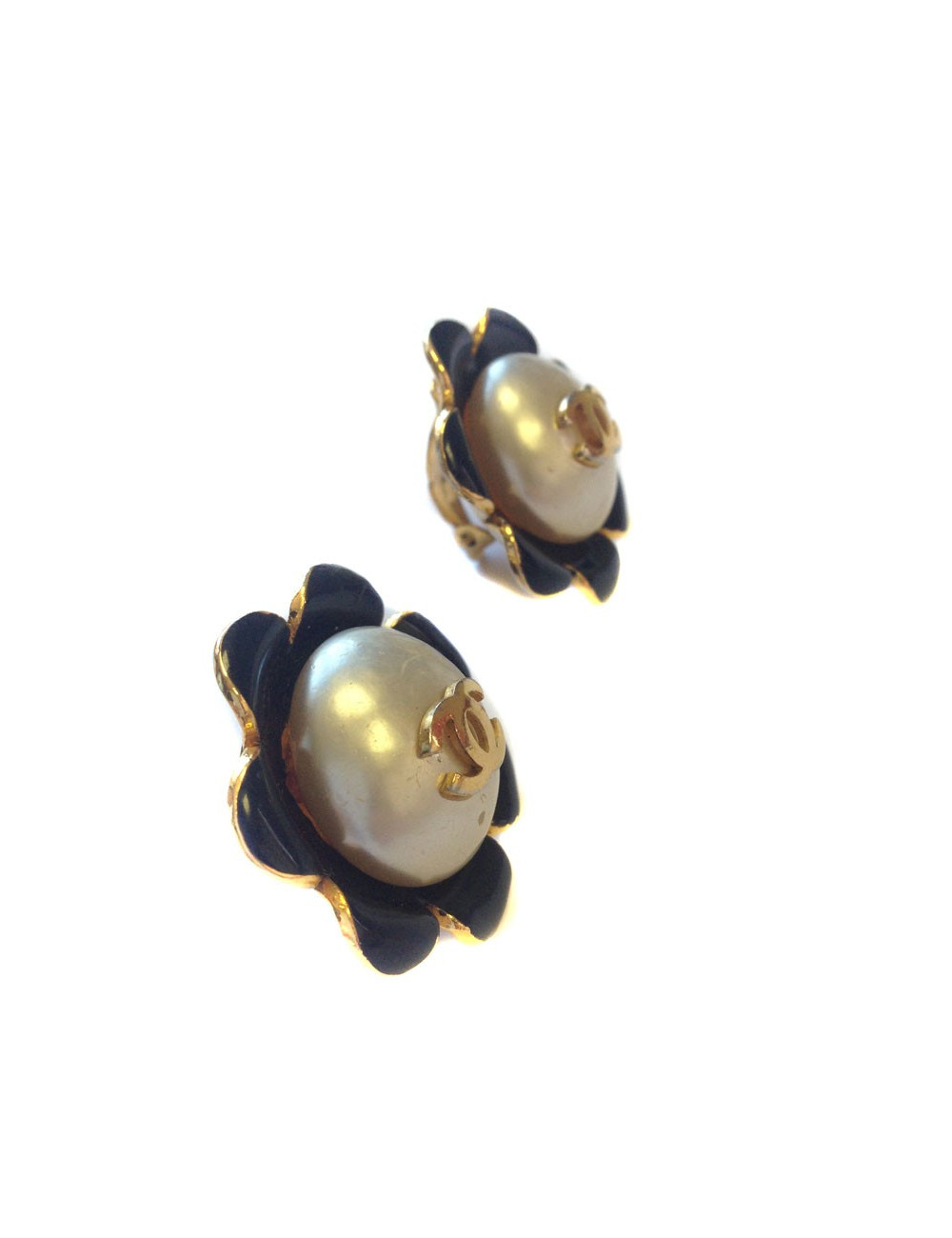 Clips d'oreille CHANEL perle nacrée et émail noir vintage