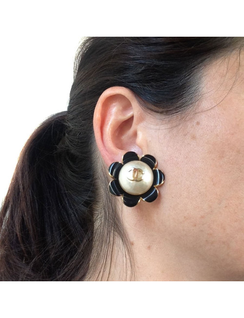 Clips d'oreille CHANEL perle nacrée et émail noir vintage