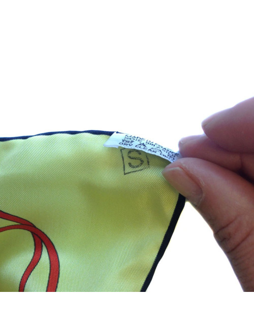 Carré géant "Folklore" HERMES en twill plume de soie jaune