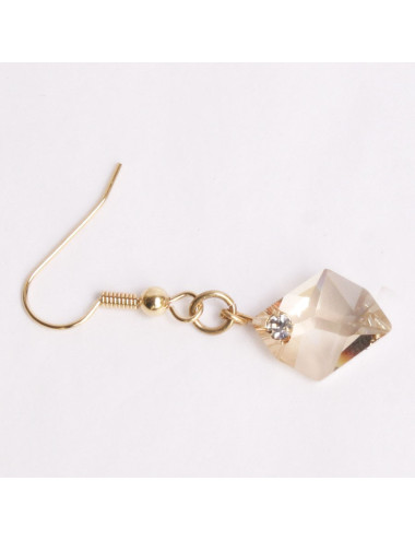 Clous d'oreille MARGUERITE DE VALOIS perle ovale 2