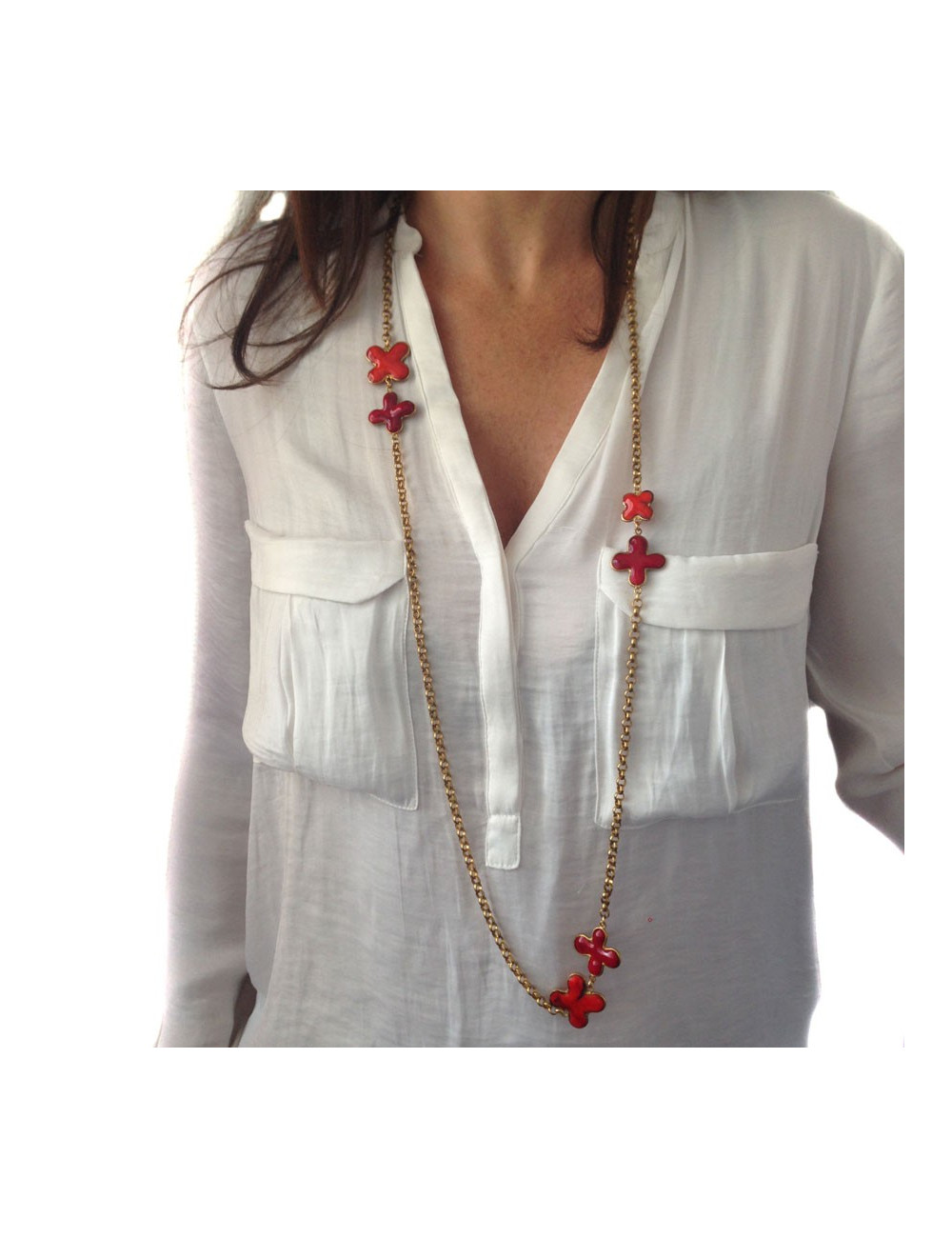 Sautoir MARGUERITE DE VALOIS trèfle, chaîne en métal doré vieilli, pâte de verre rouge sang et corail 