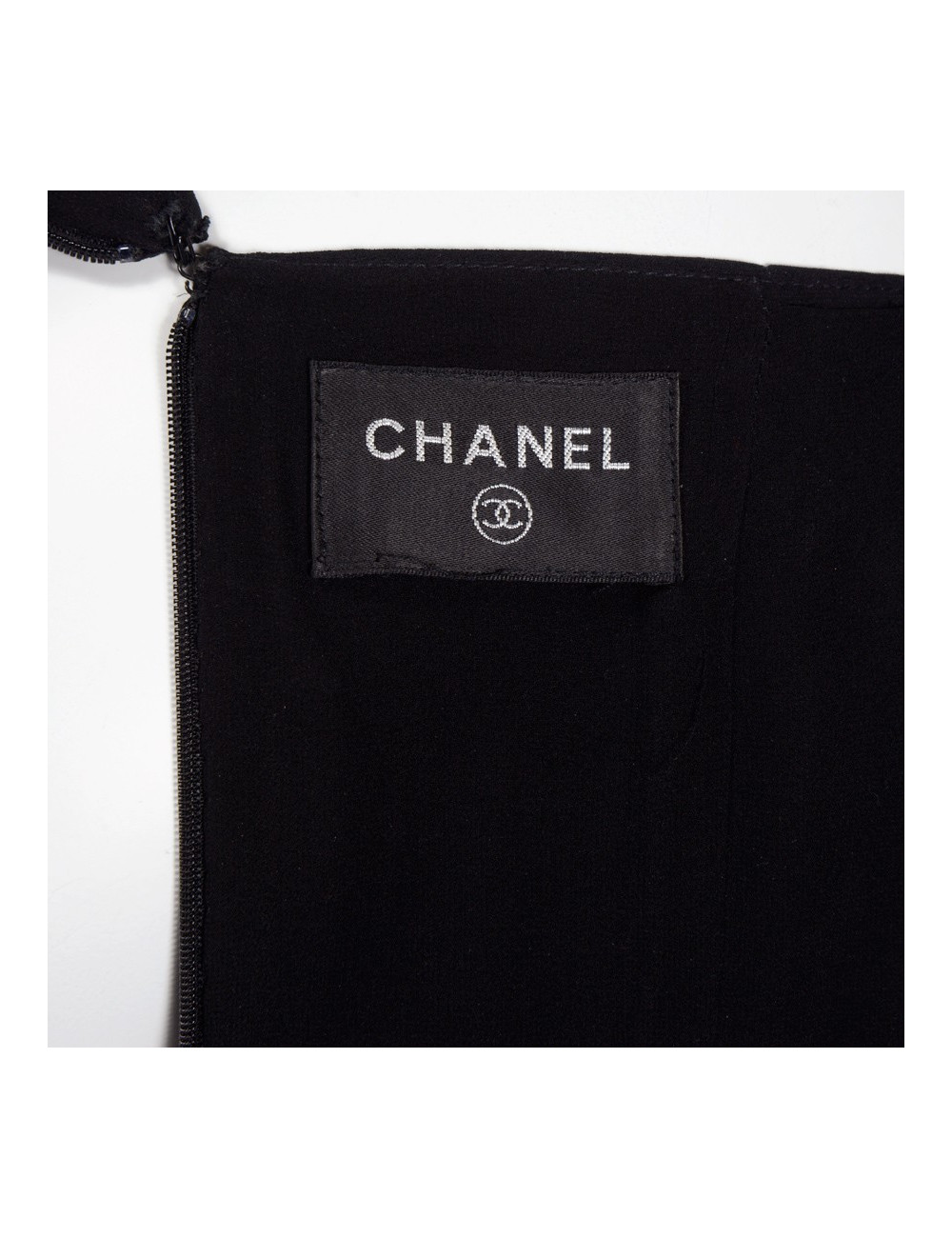 Robe CHANEL T 38 avec bijoux aux épaules