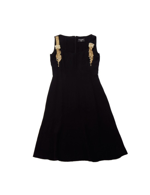 Robe CHANEL T 38 avec bijoux aux épaules