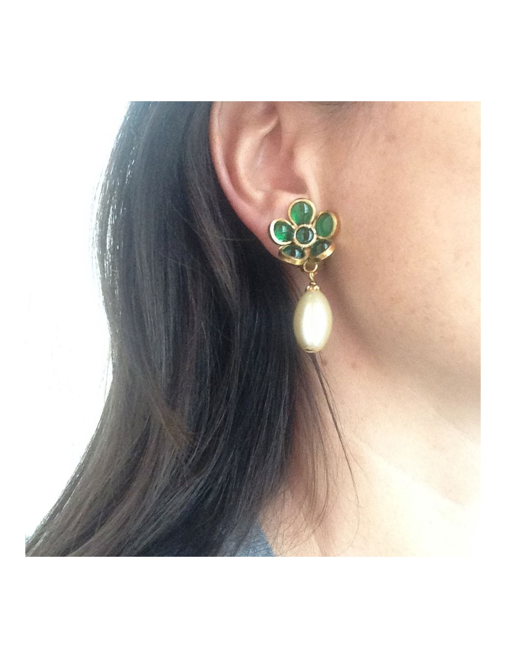 Clips fleurette Marguerite de Valois pâte de verre émeraude et perle ovale nacrée