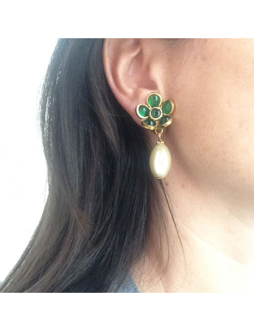 Clips fleurette Marguerite de Valois pâte de verre émeraude et perle ovale nacrée