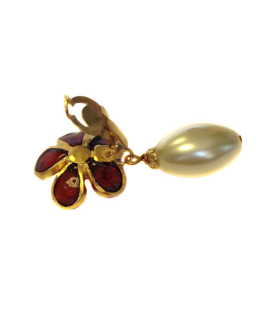 Boucles d'oreille clips Marguerite de Valois fleurettes en  pâte de verre rubis et perle ovale nacrée
