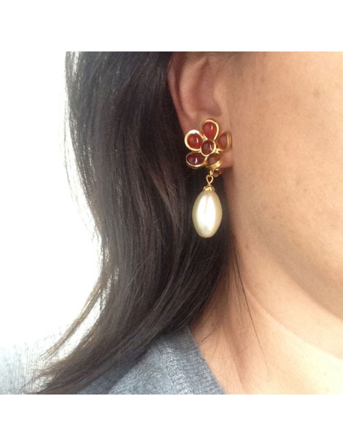 Boucles d'oreille clips Marguerite de Valois fleurettes en  pâte de verre rubis et perle ovale nacrée