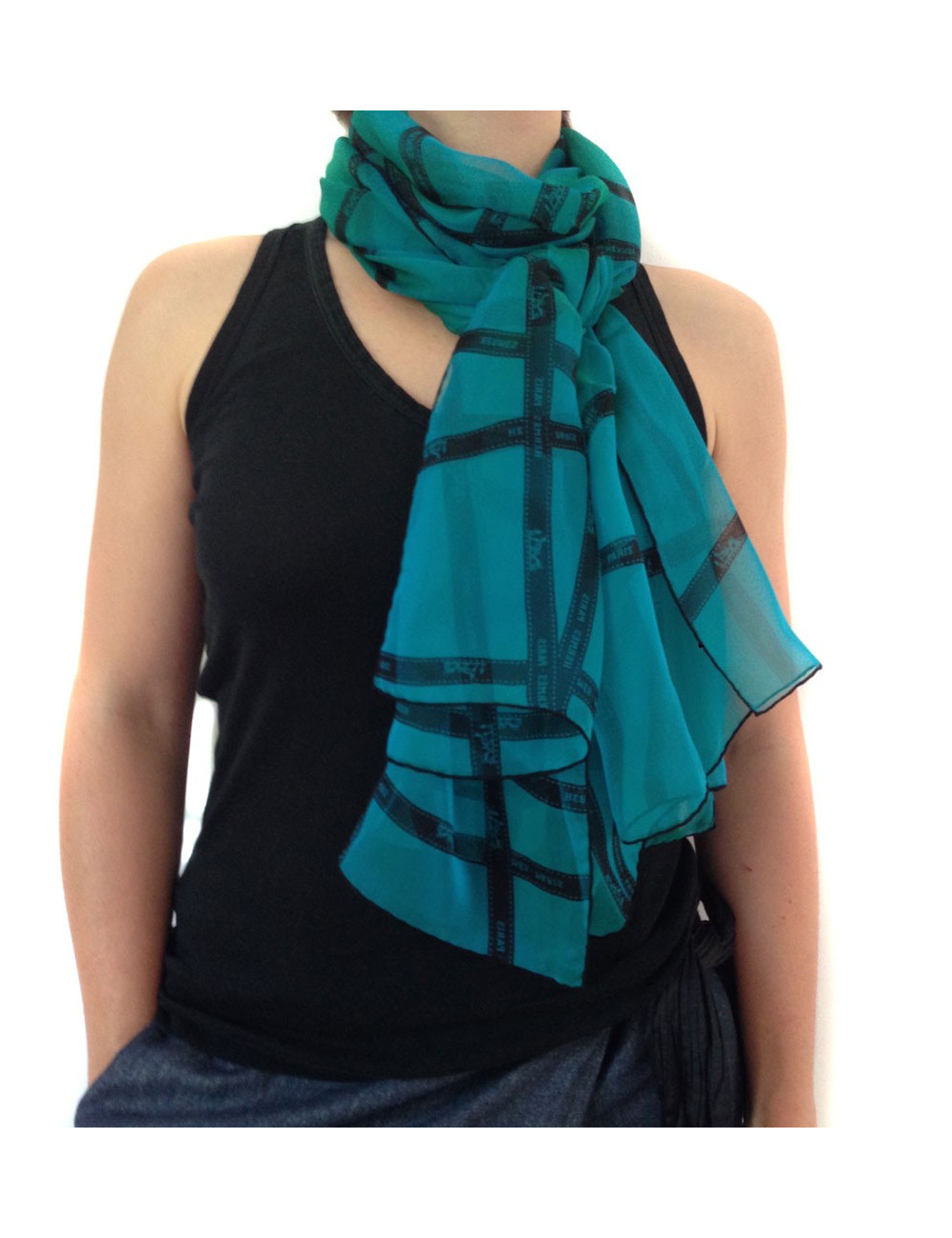 Foulard HERMES en mousseline de soie bleue à reflets verts motif 