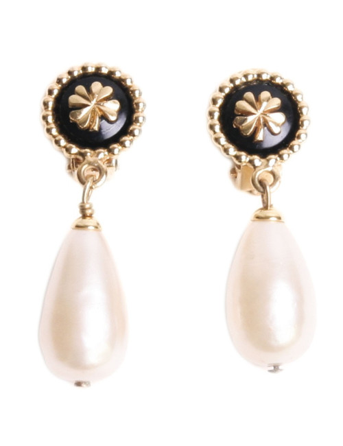 Clips d'oreille CHANEL perle ovale pendante et trèfle à 4 feuilles