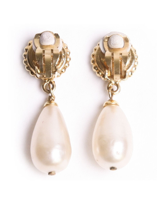 CHANEL Pearl oval pending and 4 leaf clover ear clips