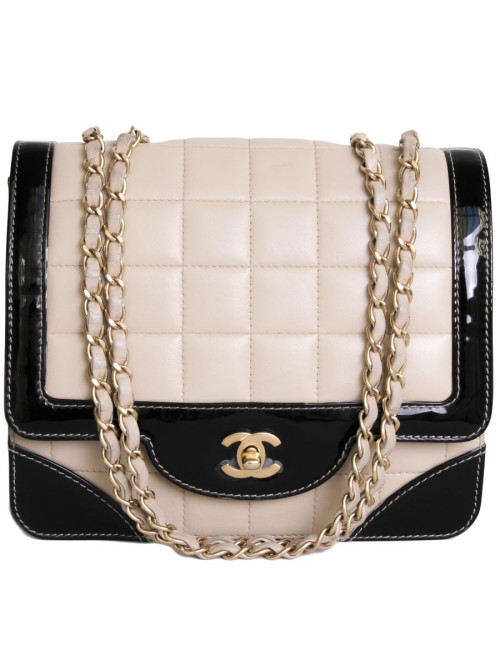 Sac CHANEL en cuir beige et  vernis noir vintage
