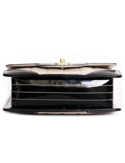 Sac CHANEL en cuir beige et  vernis noir vintage