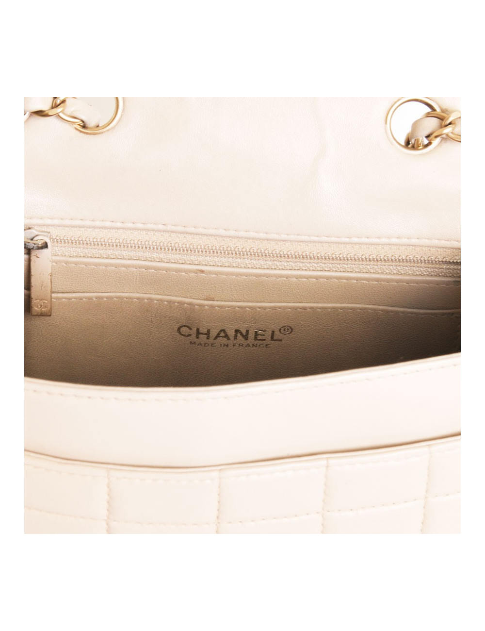 Sac CHANEL en cuir beige et  vernis noir vintage