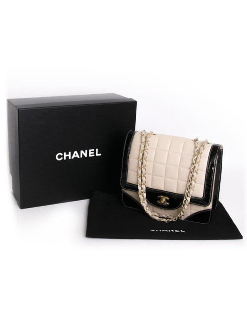 Sac CHANEL en cuir beige et  vernis noir vintage