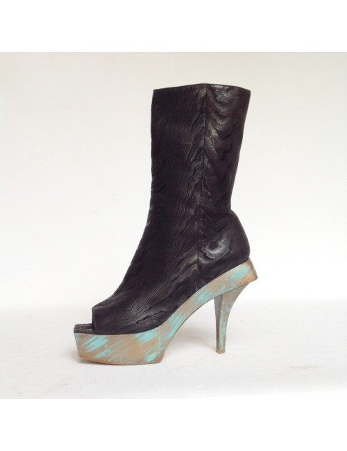 Bottines plateforme CHANEL t. 39.5  Paris Shanghai en daim noir imprimé et bois peint vert et doré      