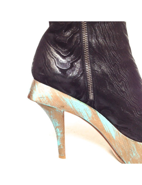 Bottines plateforme CHANEL t. 39.5  Paris Shanghai en daim noir imprimé et bois peint vert et doré      