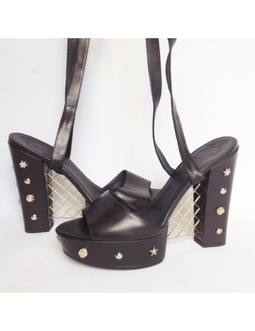 Sandales à plateforme "Grillage" CHANEL en box noir sertie de clous dorés Taille 39.5