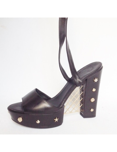 Sandales à plateforme "Grillage" CHANEL en box noir sertie de clous dorés Taille 39.5