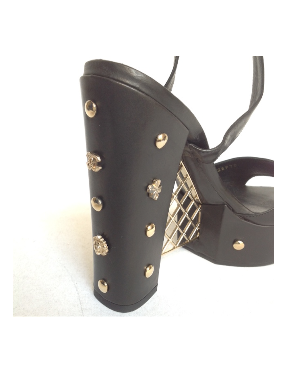 Sandales à plateforme "Grillage" CHANEL en box noir sertie de clous dorés Taille 39.5