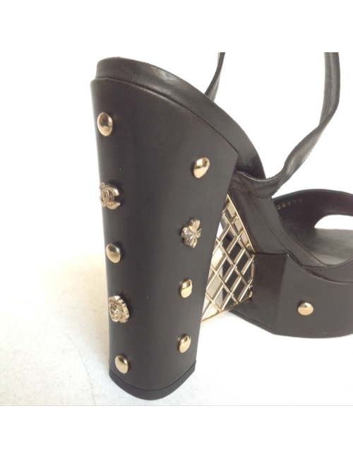 Sandales à plateforme "Grillage" CHANEL en box noir sertie de clous dorés Taille 39.5
