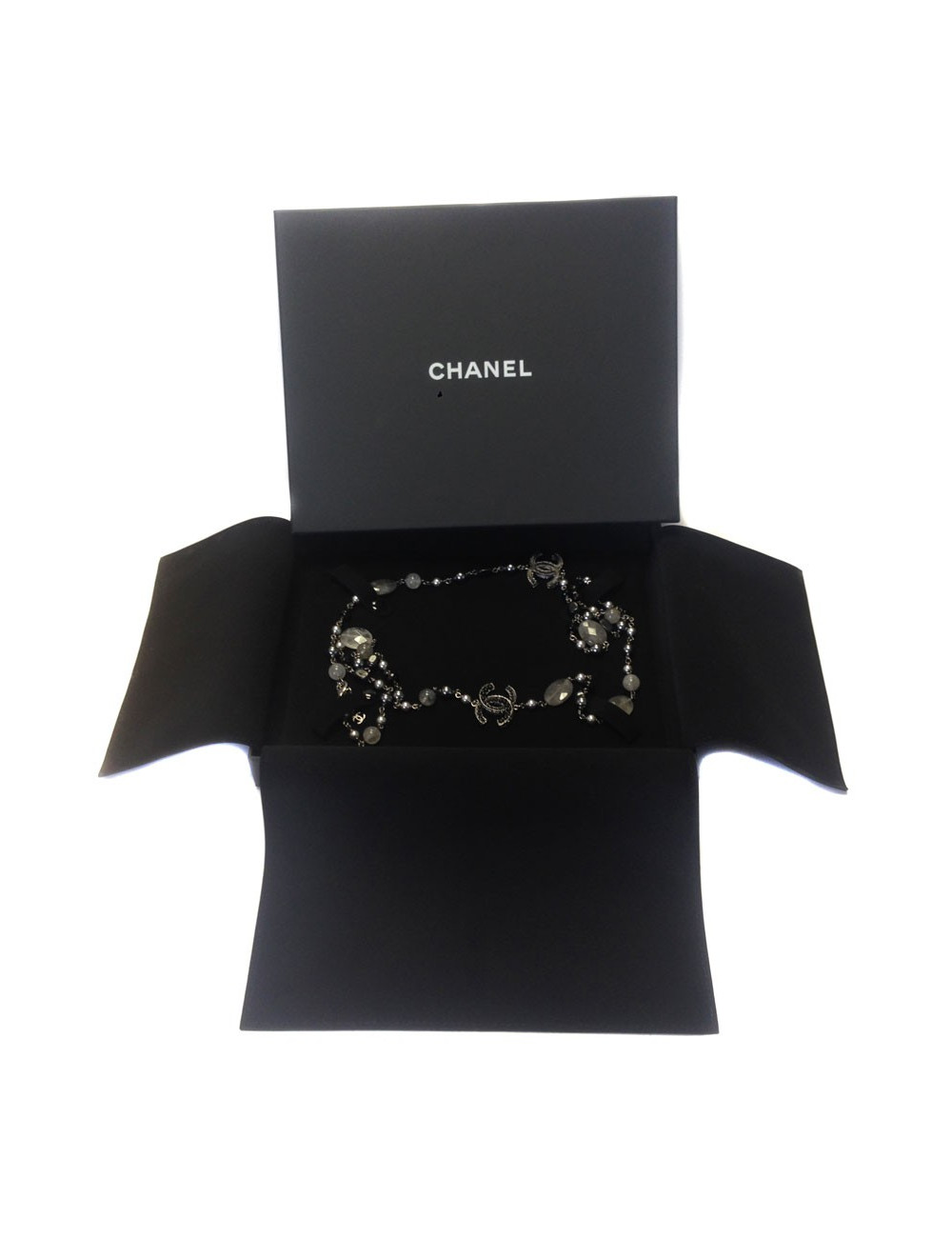 Sautoir CHANEL  ruthénium, perles acier et fumées