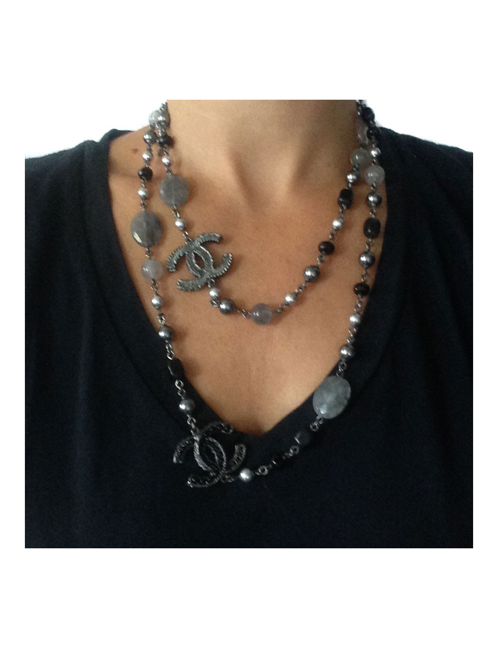 Sautoir CHANEL  ruthénium, perles acier et fumées