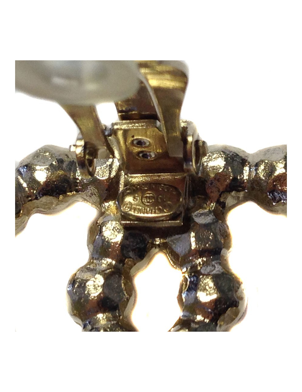 Grands clips d'oreille CHANEL CC perlés