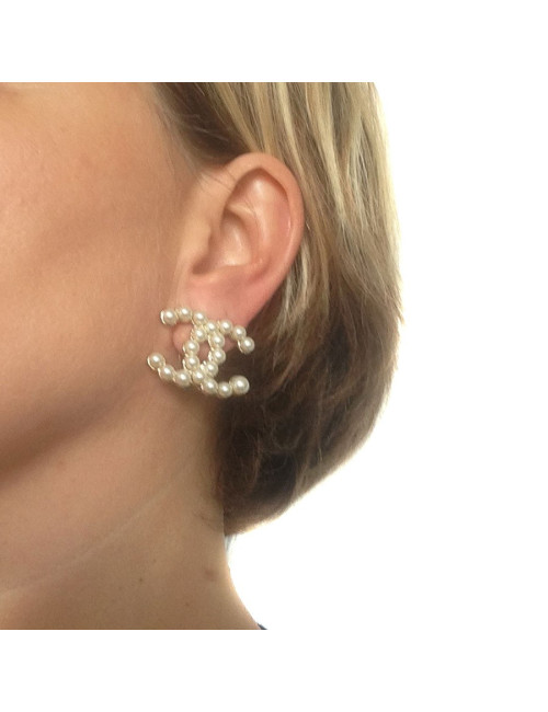 Grands clips d'oreille CHANEL CC perlés