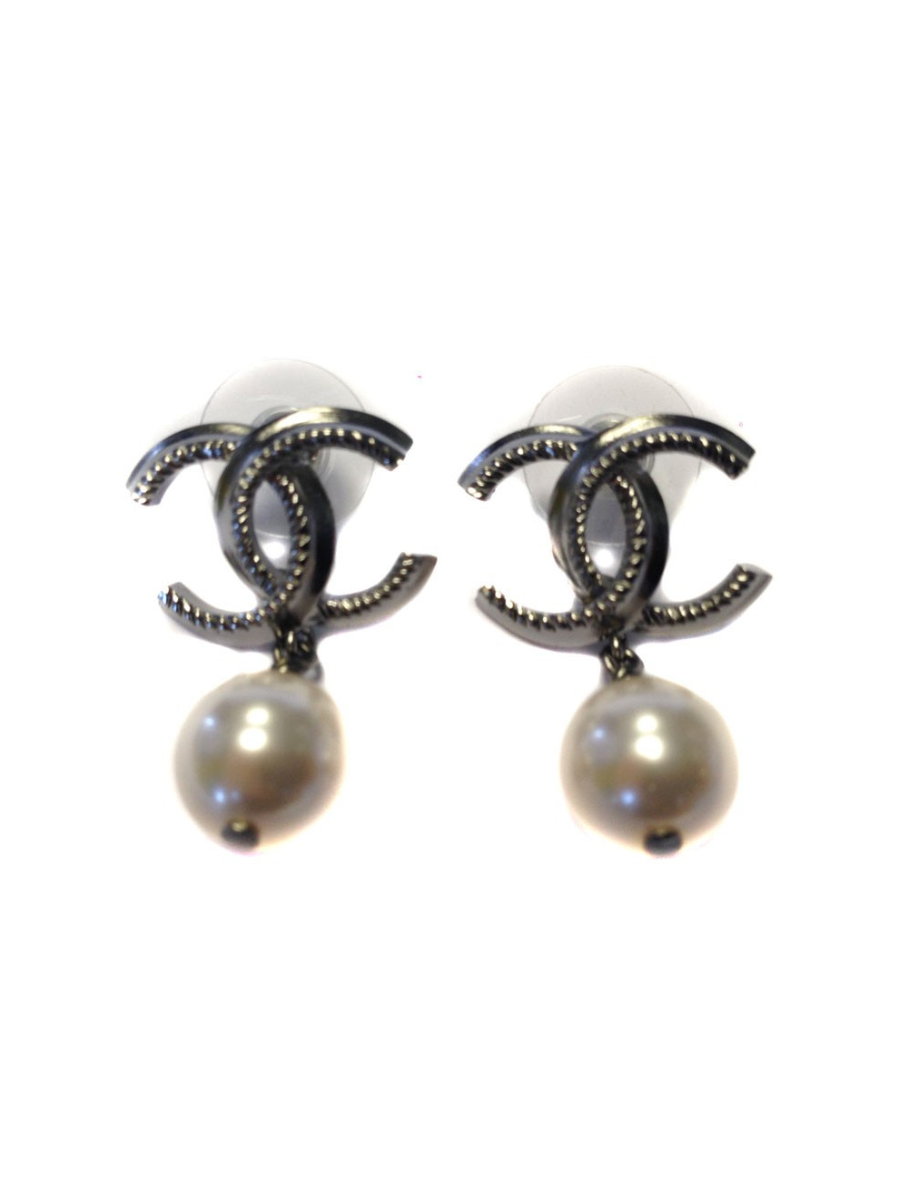 CLous pendants d'oreille Chanel crantés et perles nacrées 