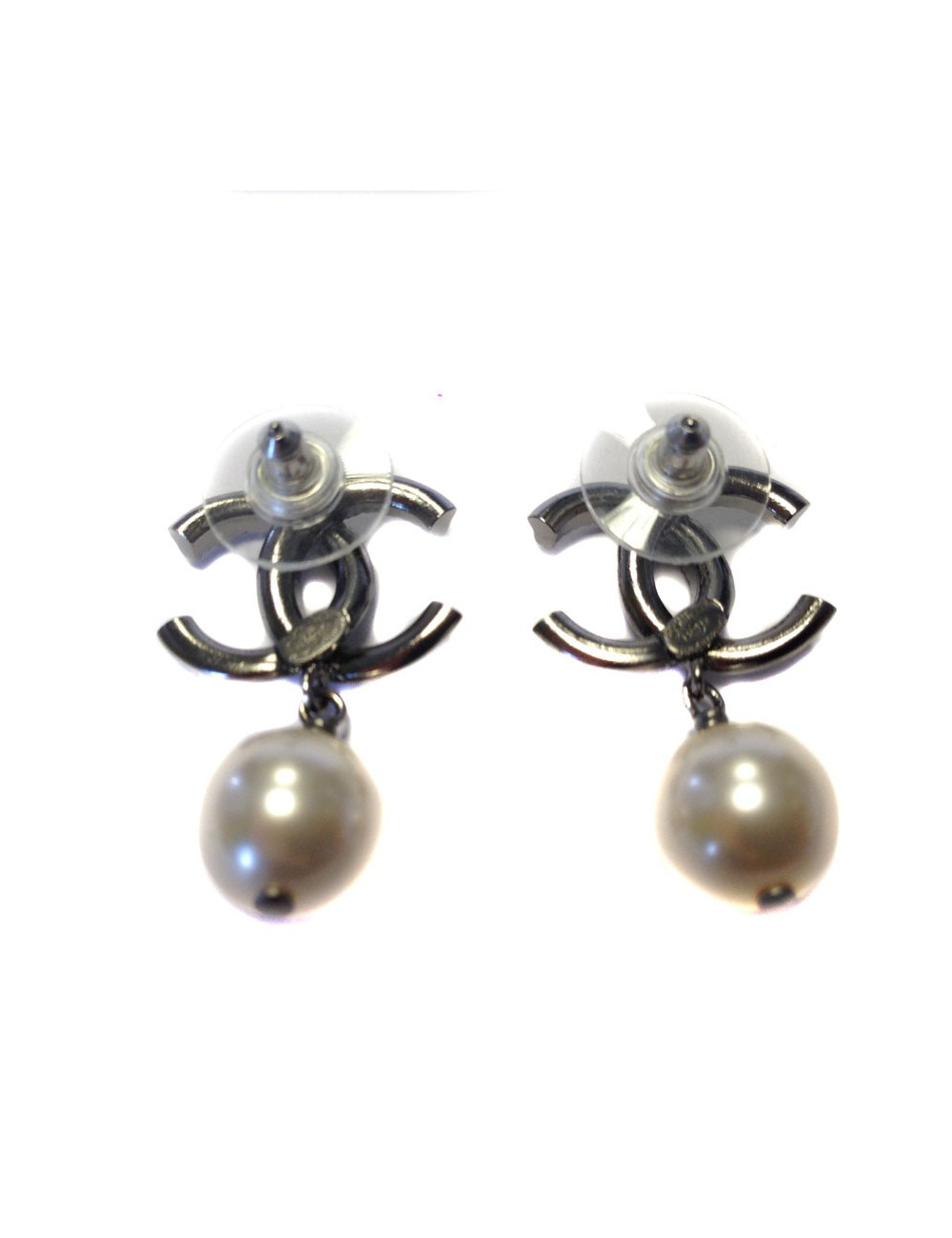 Dangling ear notched Chanel and Pearly beads nails