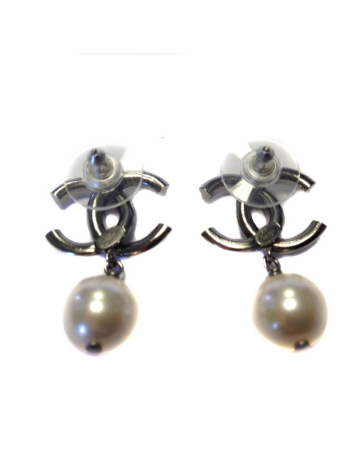 Dangling ear notched Chanel and Pearly beads nails