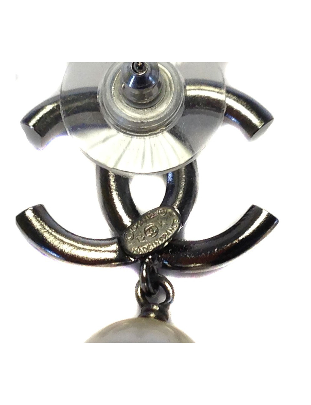 Clous pendants d'oreille Chanel crantés et perles nacrées 