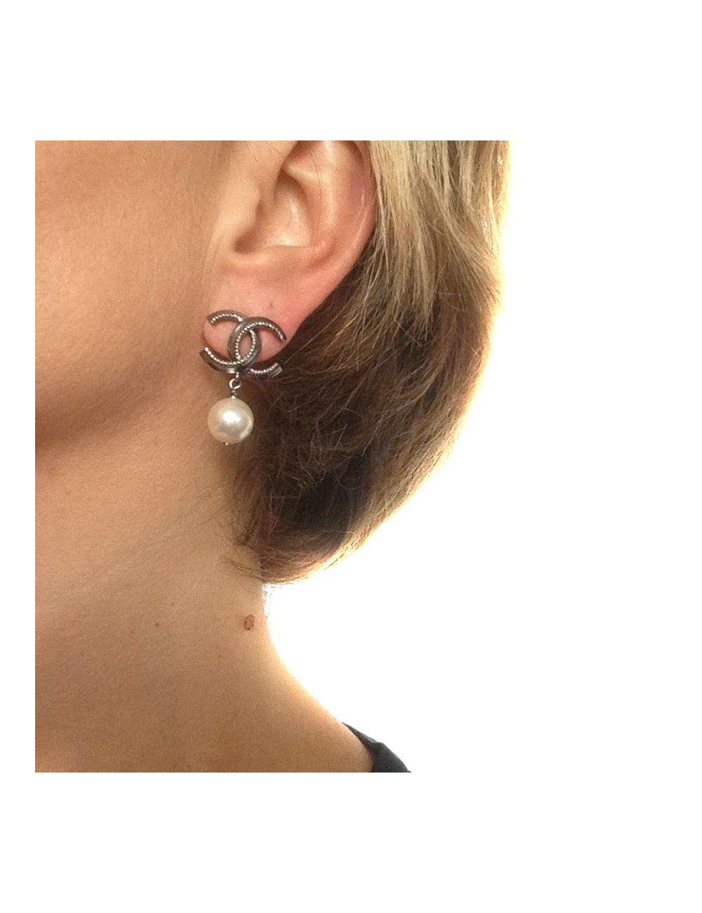 Clous pendants d'oreille Chanel crantés et perles nacrées 