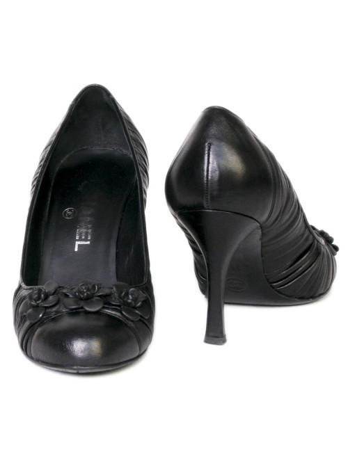 Escarpins CHANEL T 38.5 cuir d'agneau noir avec camélias