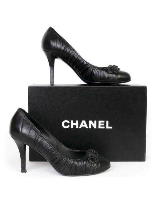Escarpins CHANEL T 38.5 cuir d'agneau noir avec camélias
