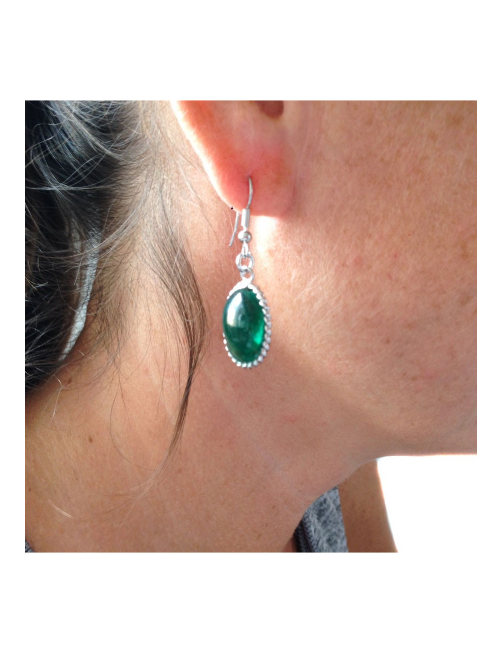 Clous d'oreille MARGUERITE de VALOIS en pâte de verre vert foncé