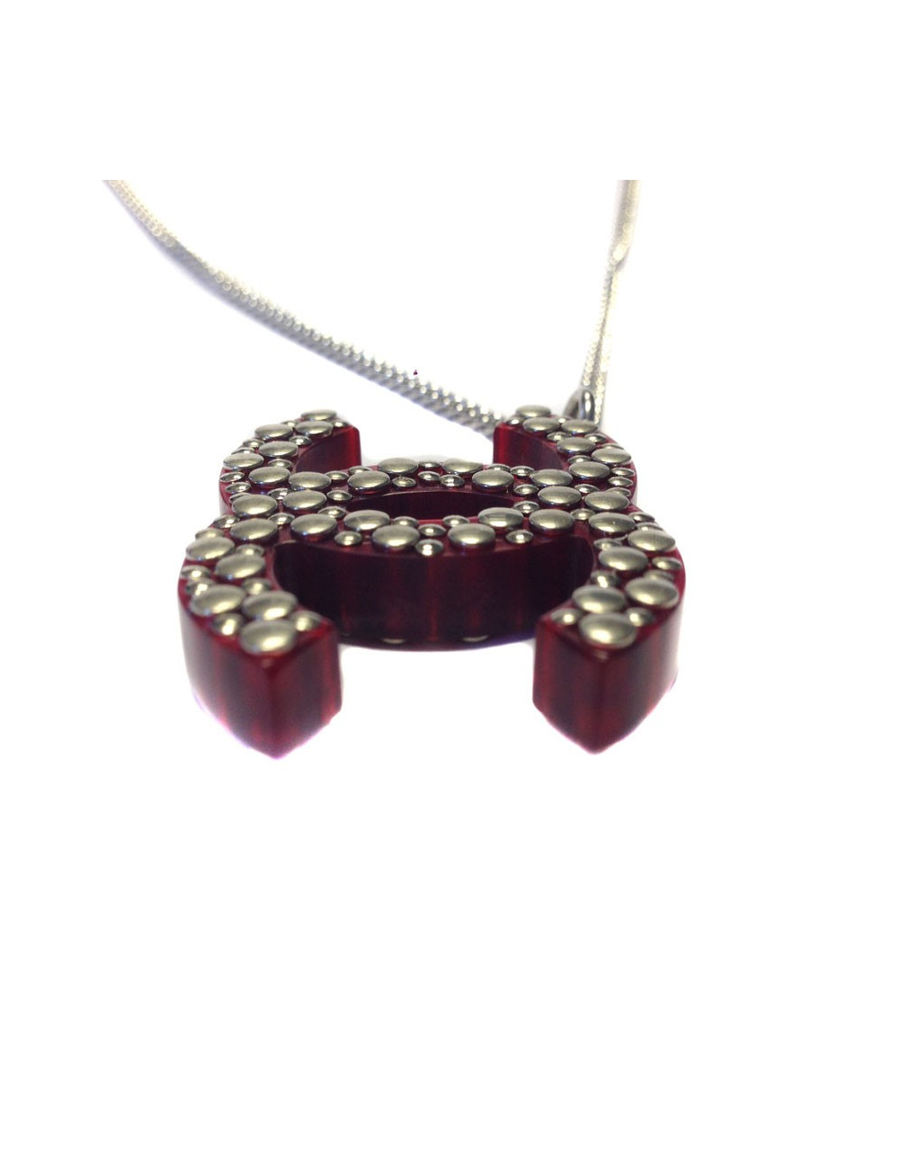 Collier CHANEL pendentif CC rouge en plexi clouté