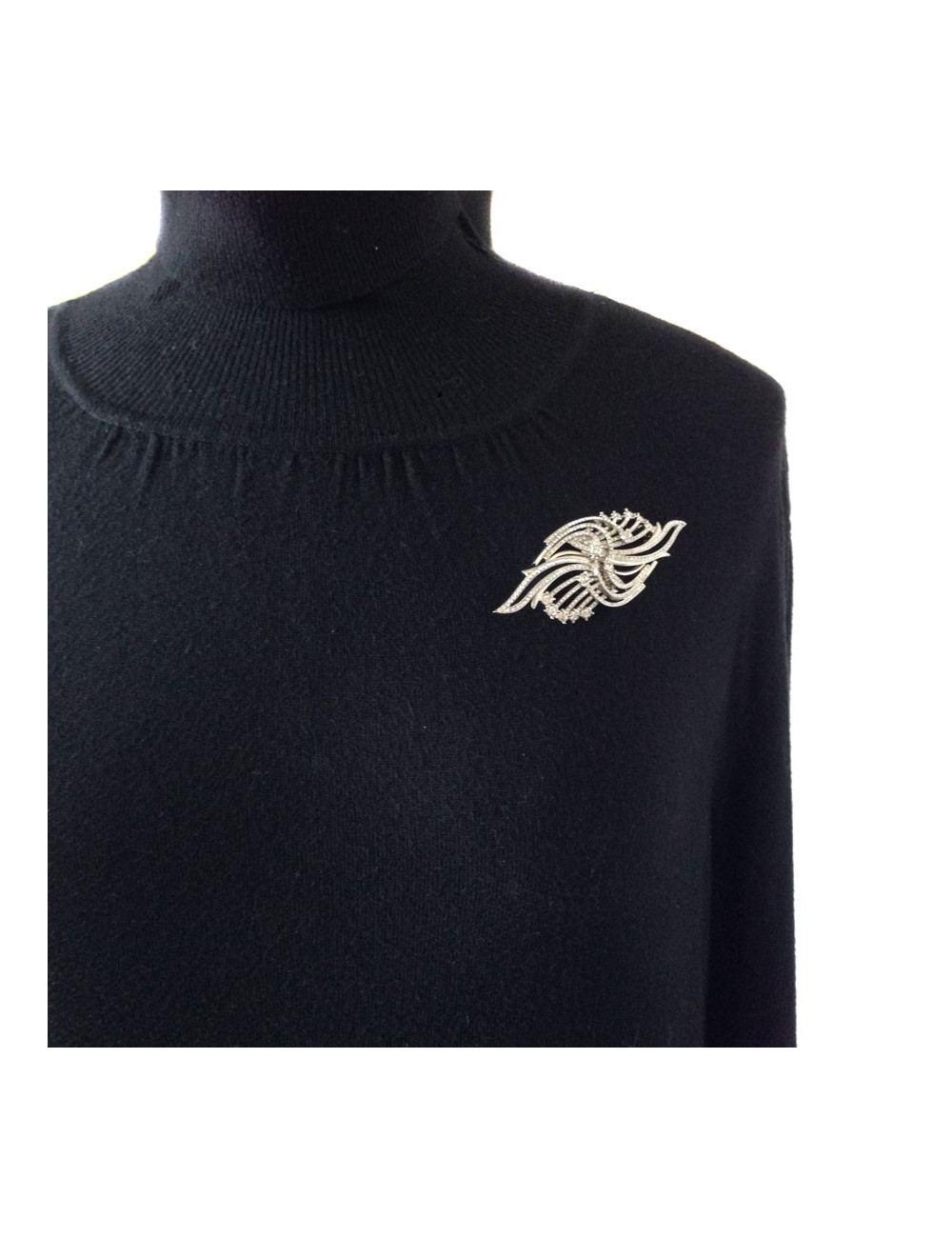 Spindle shiny silver stitching