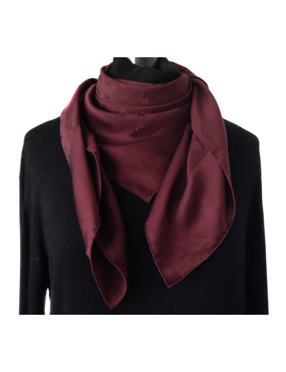 Foulard LOUIS VUITTON en soie lourde couleur prune