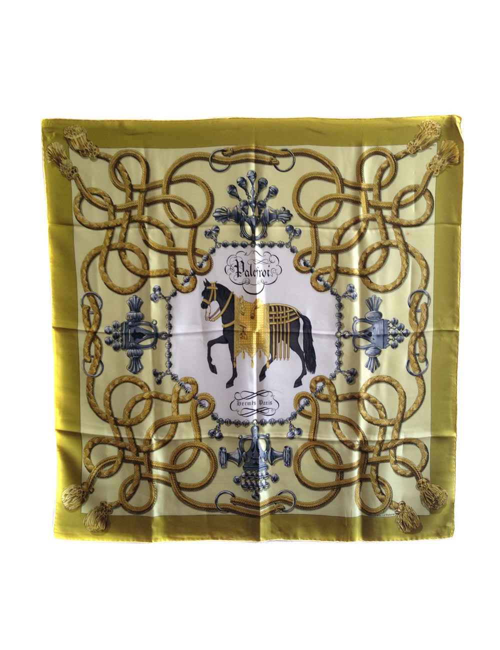 Carré HERMES "Palefroi" en soie 