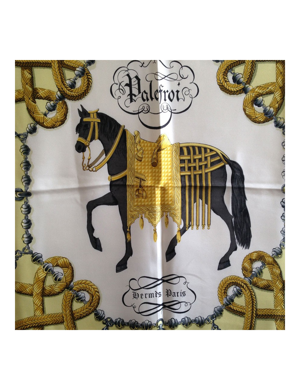 Carré HERMES "Palefroi" en soie 