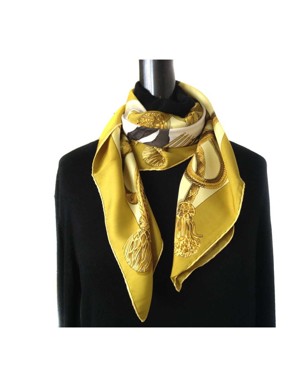 Carré HERMES "Palefroi" en soie 