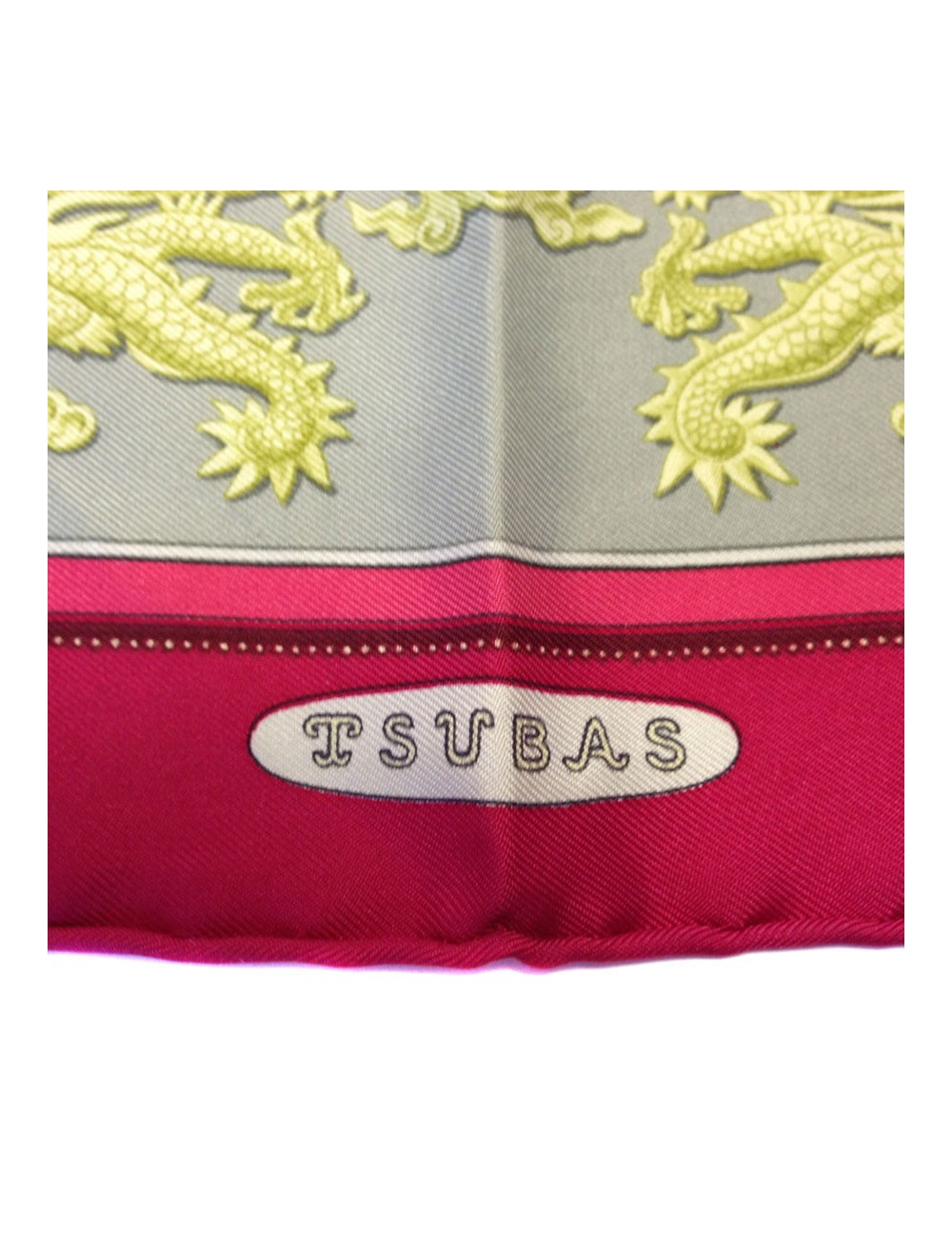 Carré HERMES "Tsubas" en soie rose